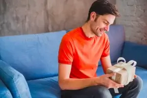 Homem recebendo um presente