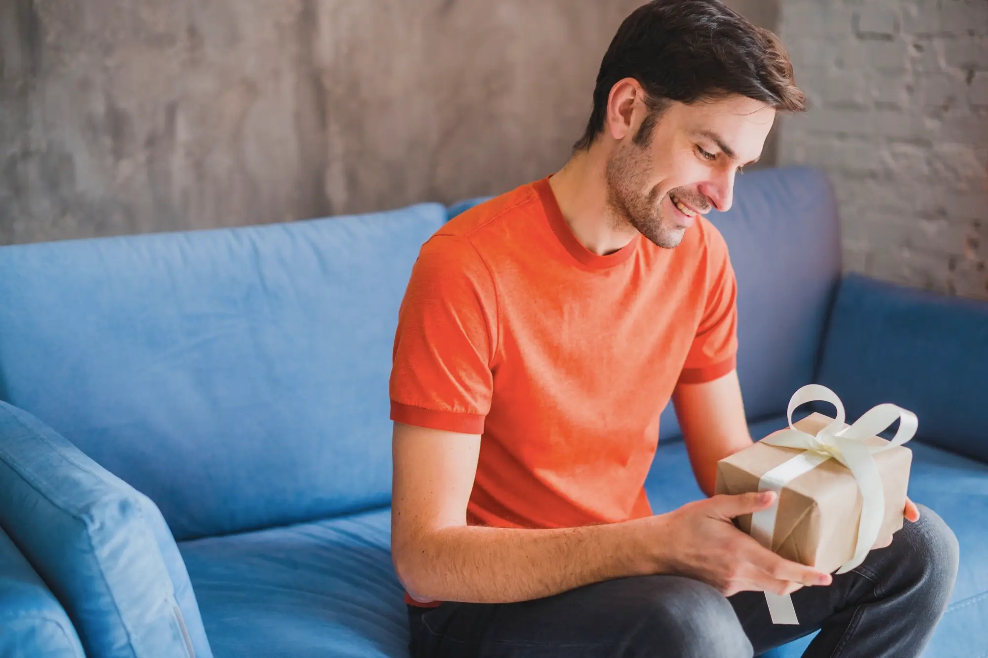 Homem recebendo um presente