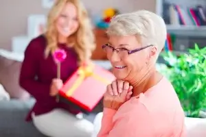 Neta dando um presente para avó