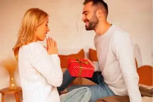 Homem dando presentes de aniversário para esposa