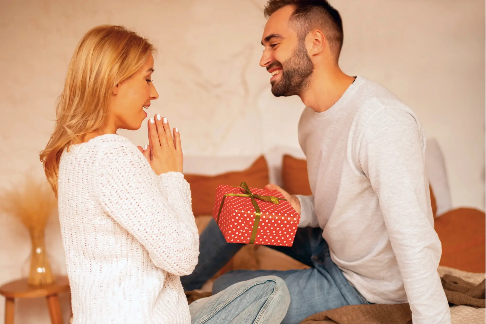 Homem dando presentes de aniversário para esposa