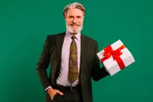 Professor orientador de TCC recebendo presente.