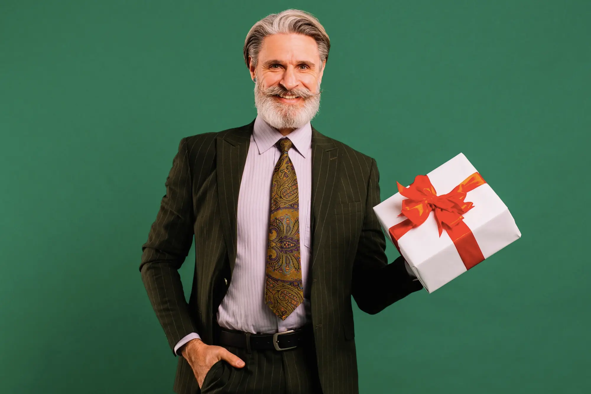 Professor orientador de TCC recebendo presente.