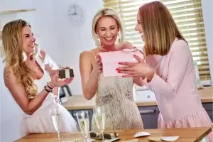 Três mulheres com presentes para chá de cozinha