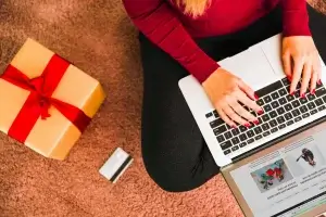 Mulher escolhendo presentes para quem gosta de escrever no computador