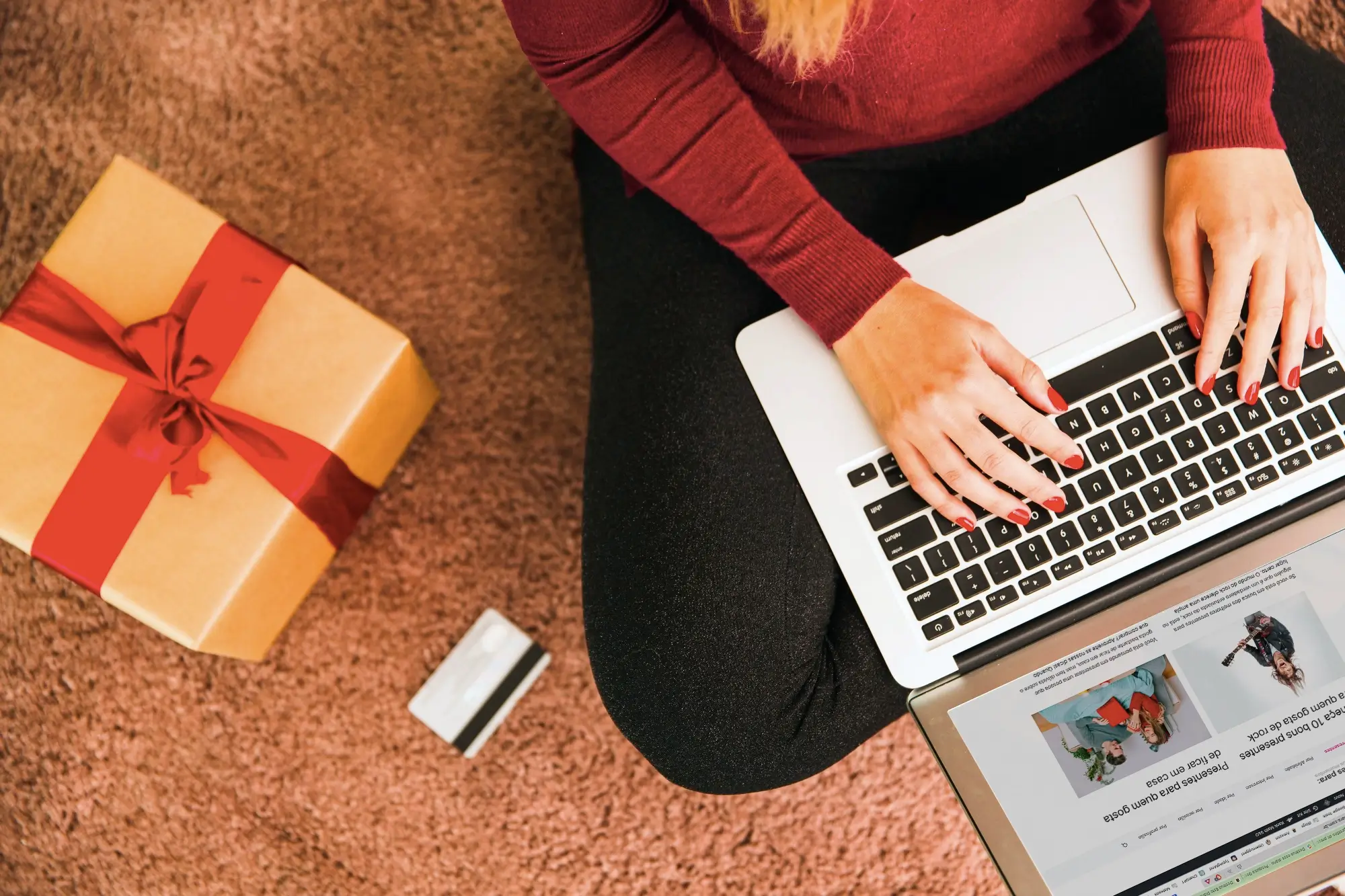 Mulher escolhendo presentes para quem gosta de escrever no computador