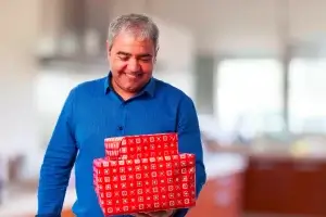 Sogro sorrindo por ganhar um presente