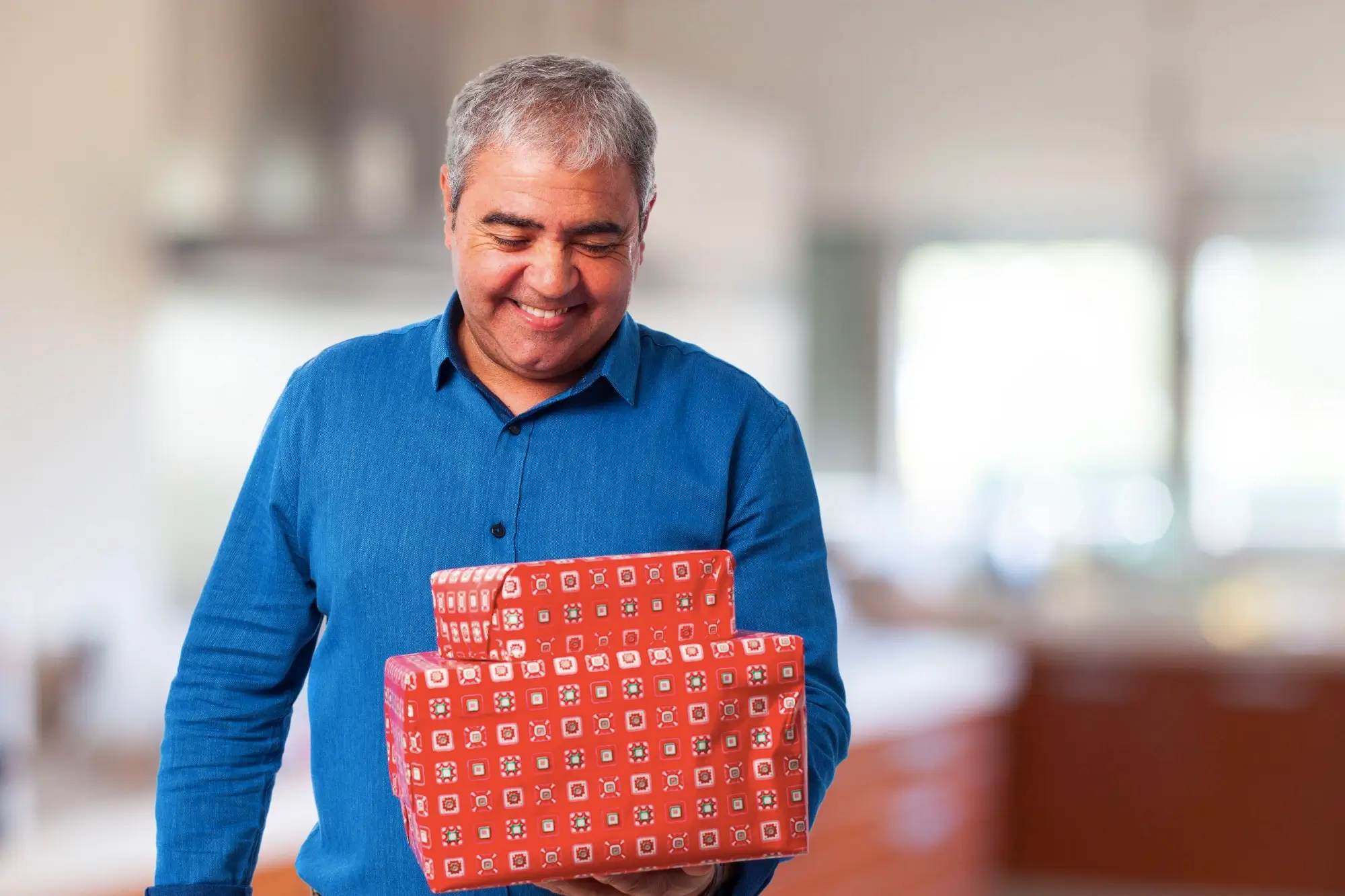 Sogro sorrindo por ganhar um presente