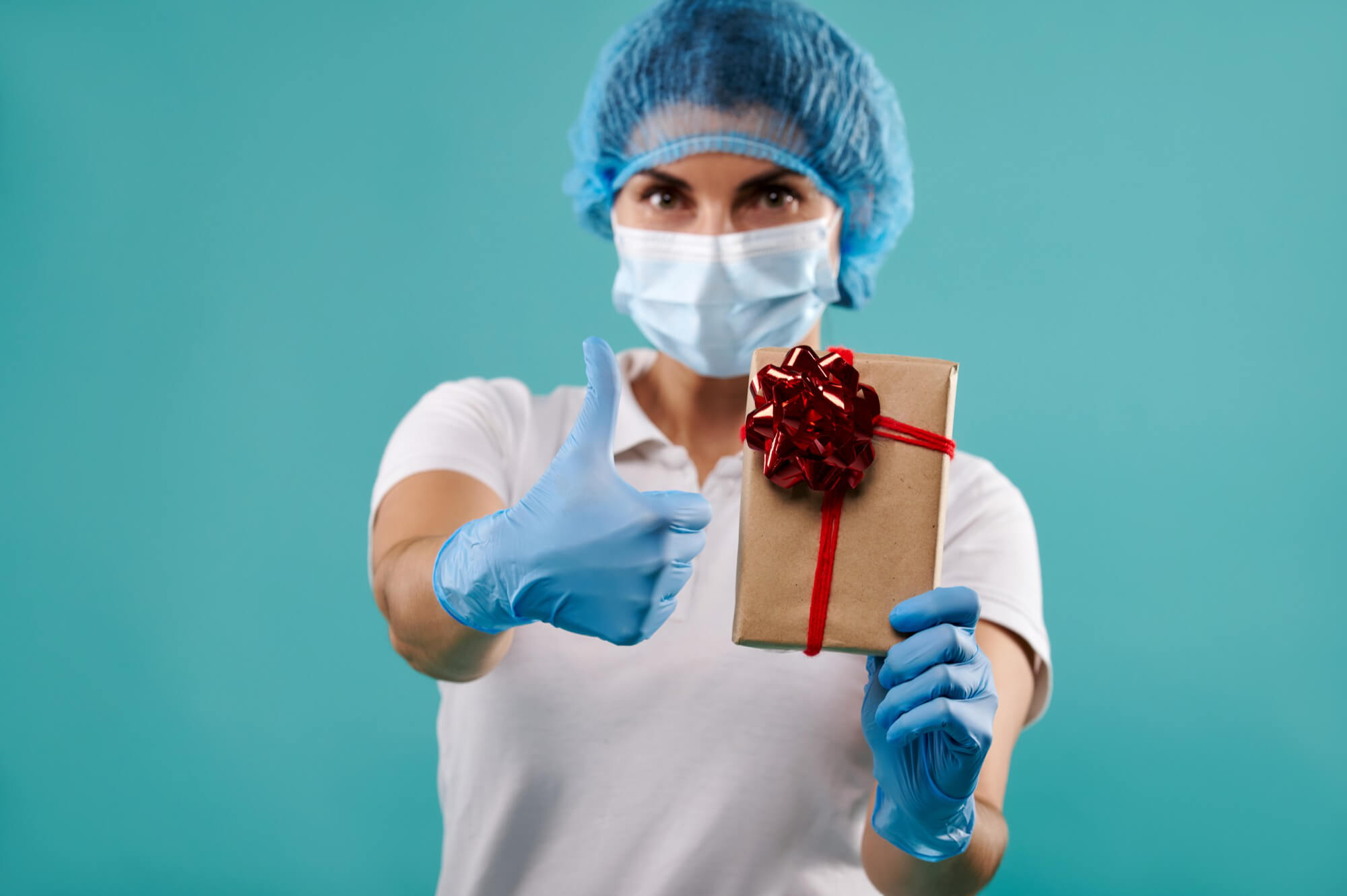 Dentista mulher exibindo um presente