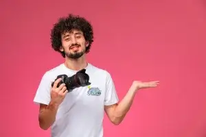 Fotógrafo jovem com uma câmera