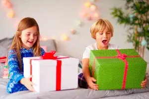 Crianças de 4 Anos recebendo presentes