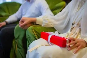 Pessoa recebendo presente na Quimioterapia