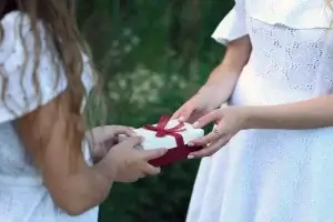 Menina recebendo um Presente para Crisma