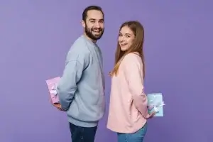 Homem e mulher segurando Presentes para Taurinos