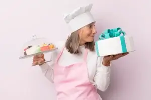 Mulher com roupa de cozinheira segurando um presente