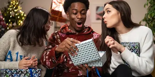 Jovem de 18 anos recebendo um presente