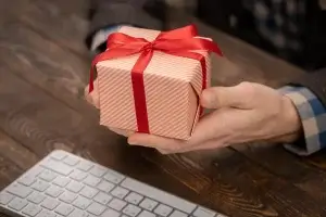 Mãos de um homem segurando um presente