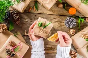 Mãos de uma mulher vegana segurando um presente