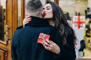 Casal abraçado trocando presentes