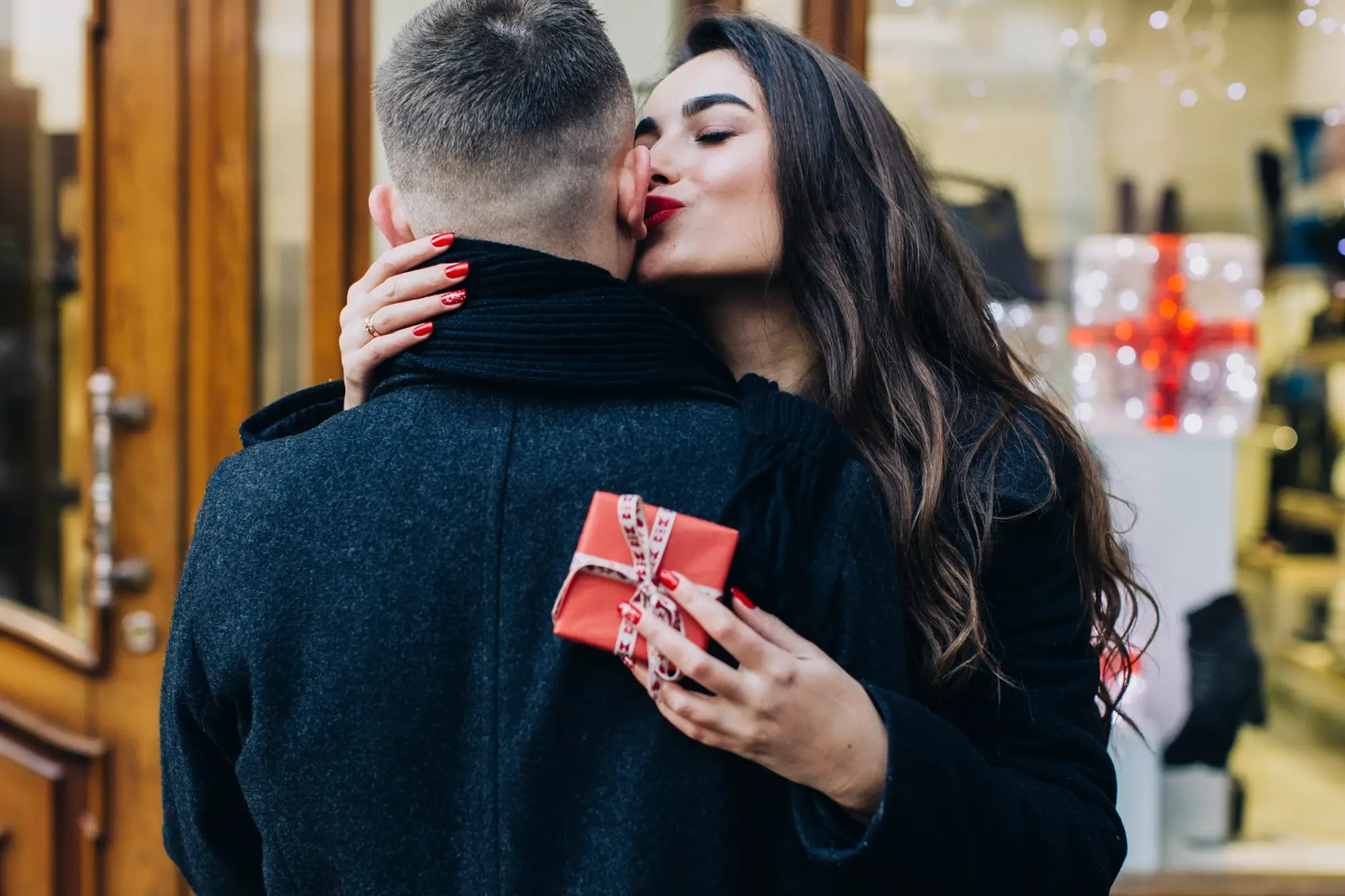 Casal abraçado trocando presentes