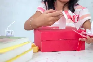 Estudante abrindo um presente