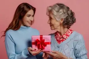 Sogra entregando um presente para nora